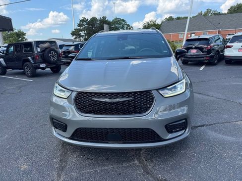 Used 2025 Chrysler Pacifica Limited FWD image 3