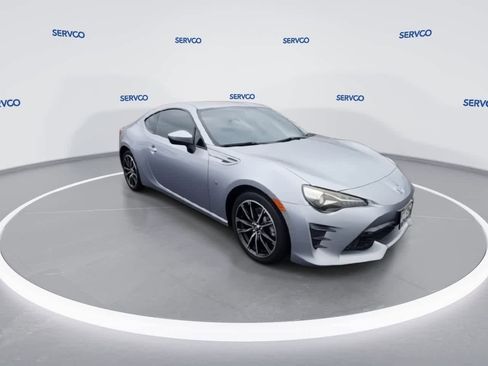 Used 2017 Toyota 86 image 2