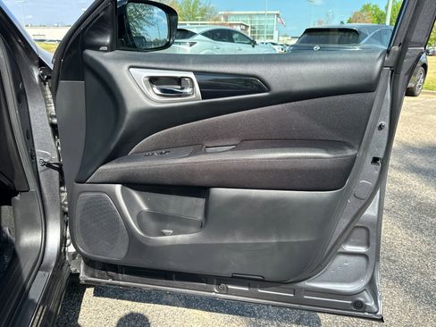 Used 2017 Nissan Pathfinder SV w/ SV Tech Package image 12