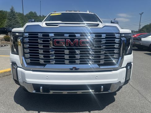 Used 2025 GMC Sierra 2500 Denali w/ Technology Package AWD/4WD image 3