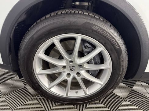 Used 2024 Porsche Cayenne AWD/4WD image 9