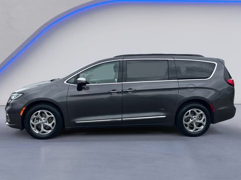 Used 2023 Chrysler Pacifica Limited FWD image 7