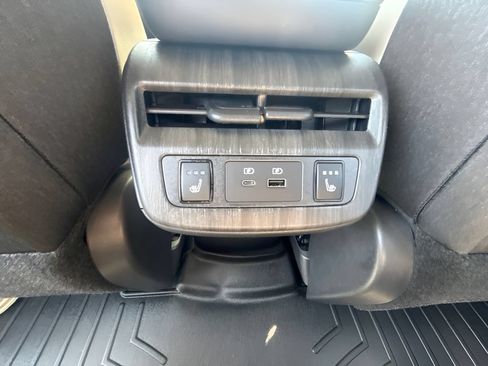 Used 2024 Nissan Ariya AWD image 9