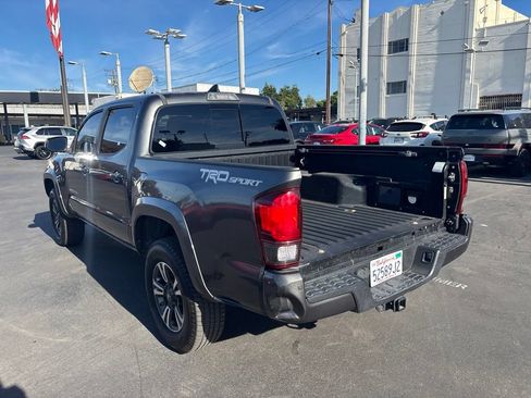 Used 2018 Toyota Tacoma TRD Sport w/ Technology Package RWD image 6
