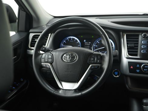 Used 2018 Toyota Highlander XLE image 16