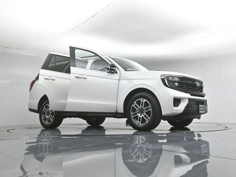 Certified 2025 Ford Expedition Active AWD/4WD image 4