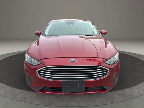 Used 2019 Ford Fusion SE image 2