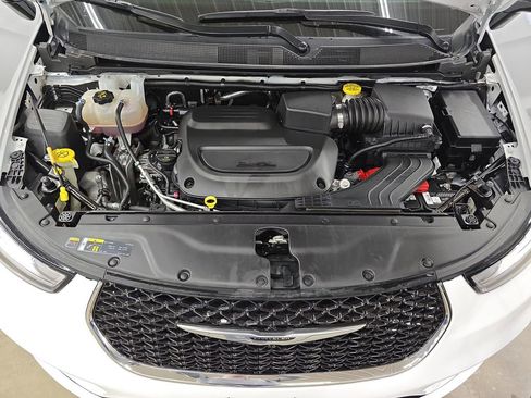 Certified 2024 Chrysler Pacifica Touring-L FWD image 32