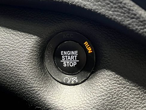 Used 2019 Jeep Cherokee Latitude Plus w/ Comfort/Convenience Group FWD image 20