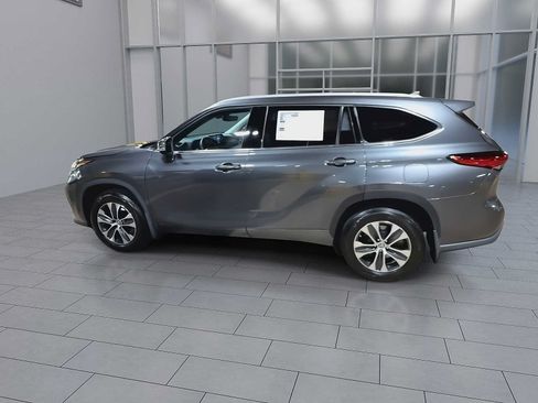 Used 2022 Toyota Highlander XLE AWD/4WD image 6