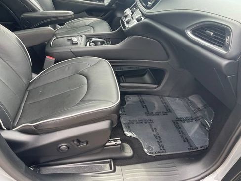Used 2025 Chrysler Pacifica Limited FWD image 34