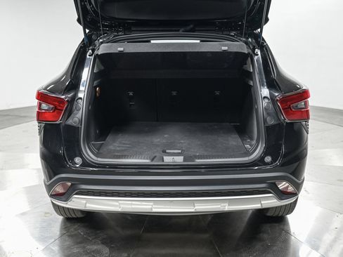 Used 2024 Chevrolet Trax LT w/ Sunroof Package FWD image 6