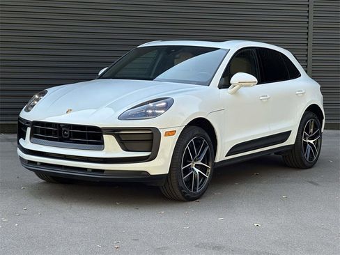 Used 2025 Porsche Macan image 1