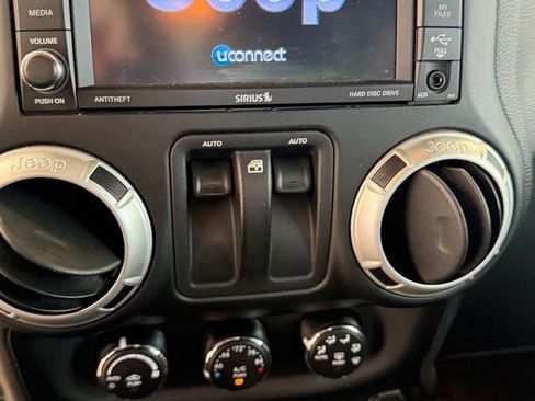 Used 2018 Jeep Wrangler Sahara w/ Connectivity Group AWD/4WD image 23