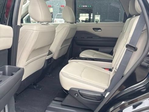 Used 2024 Nissan Pathfinder SL w/ SL Premium Package AWD/4WD image 6