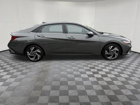 Used 2024 Hyundai Elantra SEL w/ Convenience Package FWD image 4
