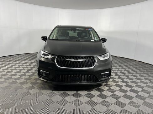 Certified 2024 Chrysler Pacifica Touring-L image 9