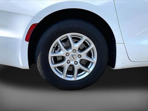 Used 2024 Chrysler Pacifica Touring-L FWD image 35