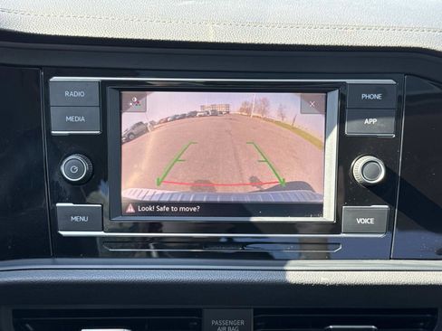 Used 2024 Volkswagen Jetta SE w/ Panoramic Sunroof Package image 5