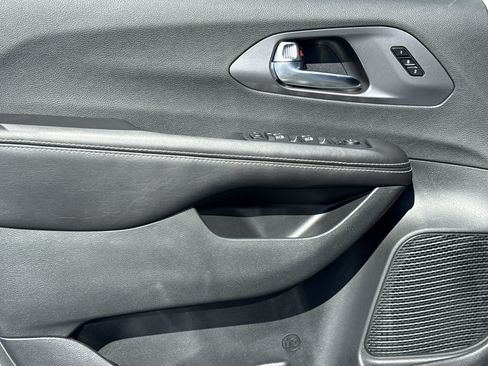 New 2026 Chrysler Pacifica Select image 12