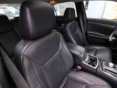 Used 2018 Chrysler 300 Limited image 17