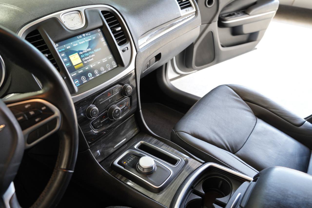 Used 2018 Chrysler 300 Touring L RWD image 19