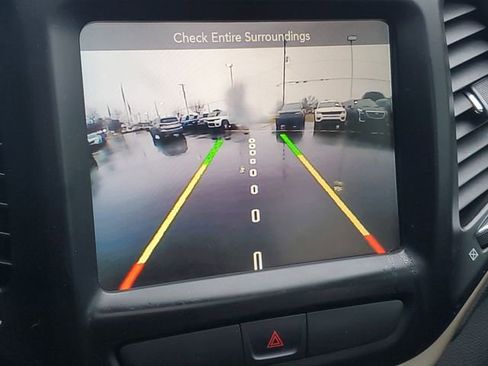 Used 2017 Jeep Cherokee Latitude w/ Cold Weather Group image 25