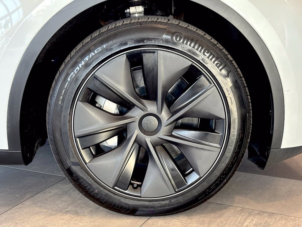 Used 2025 Tesla Model Y Long Range AWD/4WD image 42