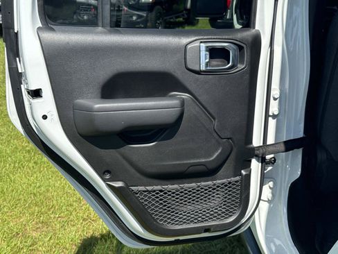 Certified 2025 Jeep Gladiator Sport AWD/4WD image 12