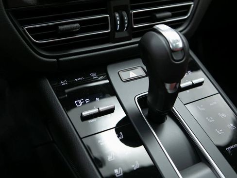 Certified 2025 Porsche Macan image 22