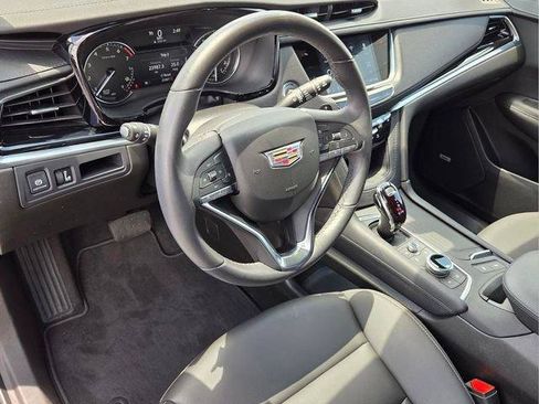 Certified 2025 Cadillac XT6 Luxury FWD image 14