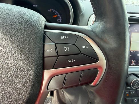 Used 2018 Jeep Grand Cherokee Limited image 27