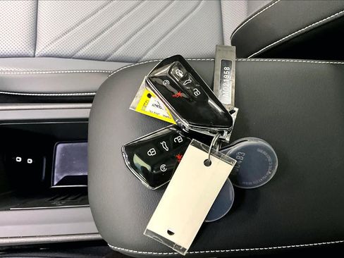 Used 2025 Volkswagen Tiguan SE w/ Panoramic Sunroof Package image 13