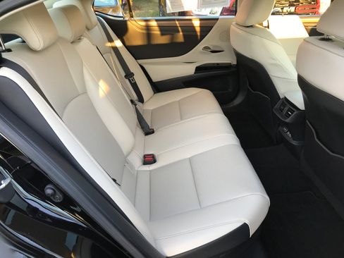 Used 2023 Lexus ES 300h w/ Premium Package image 28