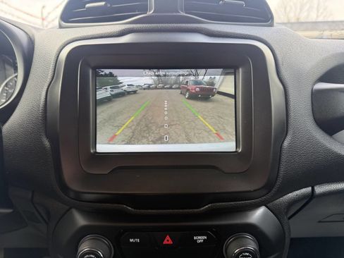 Used 2018 Jeep Renegade Latitude w/ Popular Equipment Group image 19