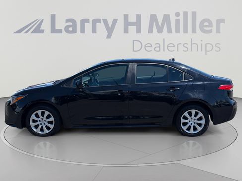 Used 2025 Toyota Corolla LE FWD image 2