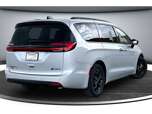 Used 2026 Chrysler Pacifica Premium FWD image 16
