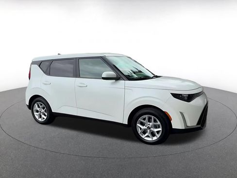 Used 2025 Kia Soul LX w/ LX Technology Package FWD image 2