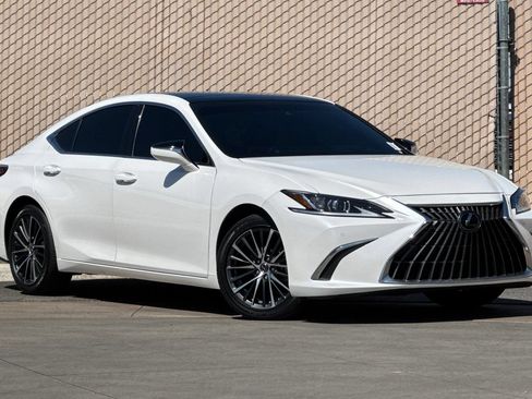 Used 2025 Lexus ES 350 w/ Premium Package FWD image 2