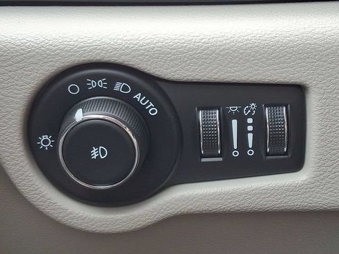 Used 2024 Chrysler Pacifica Touring-L FWD image 24
