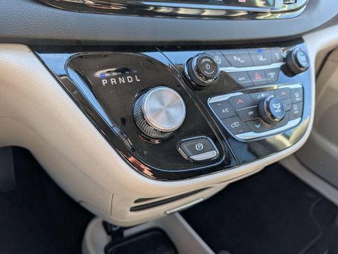 Used 2023 Chrysler Pacifica Touring-L FWD image 13