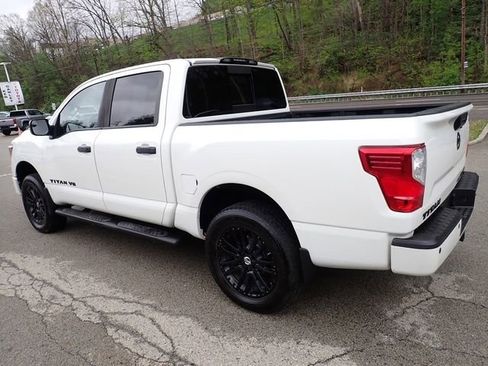 Used 2018 Nissan Titan SV w/ SV Convenience Package AWD/4WD image 9