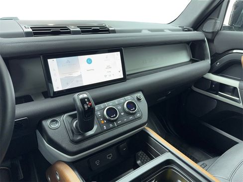 Used 2023 Land Rover Defender 110 S image 24