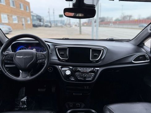 Used 2020 Chrysler Pacifica Touring-L w/ Advanced Safetytec Group image 23