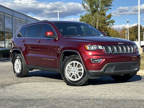 Used 2020 Jeep Grand Cherokee Laredo image 2