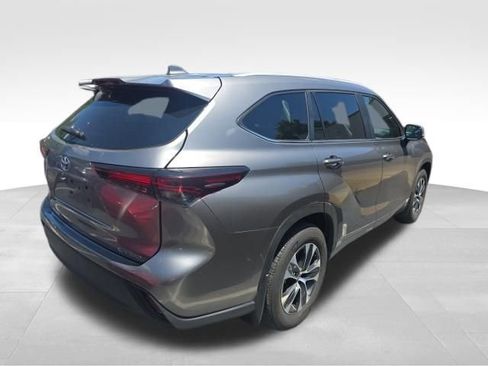 Used 2025 Toyota Highlander XLE AWD/4WD image 4