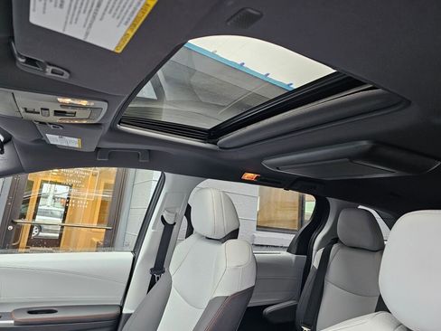 Used 2022 Toyota Sienna XSE image 25