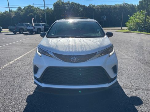Used 2023 Toyota Sienna XSE AWD/4WD image 2