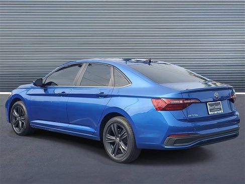 Used 2022 Volkswagen Jetta SE image 4