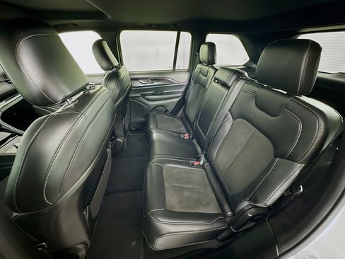 Used 2023 Jeep Grand Cherokee Altitude image 28